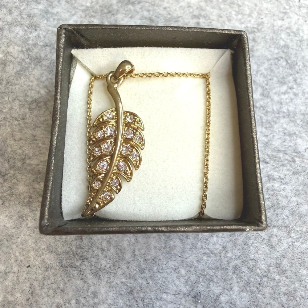 Avon Leaf Pendant Necklace Bronze Tone Rhinestone Vintage 2008 F3228381 Gift Box